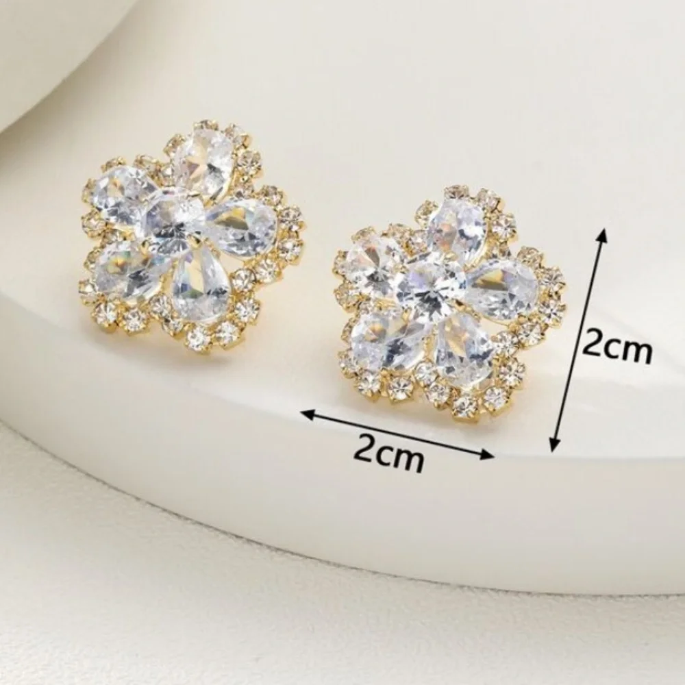 Babies /Toddler girls Post Earrings Cubic Zirconia & gold tone Flower Stud NWOT
